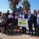 “All4Bike”, prima tappa della campionessa mondiale Paola Gianotti; il Rotary Club Civitavecchia consegna cartelli “Salva ciclisti” al Sindaco Ernesto Tedesco