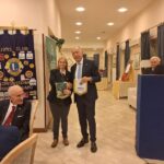 Il 4 novembre del Lions Club Civitavecchia Porto Traiano: Visita del Governatore per la Celebrazione della 35^ Charter e luce tricolore sul Forte Michelangelo